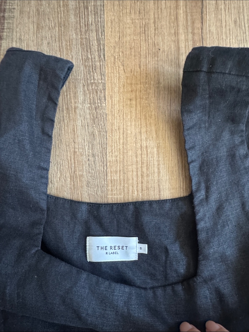 The Reset R Label Linen Tank crop - Picture 2 of 5